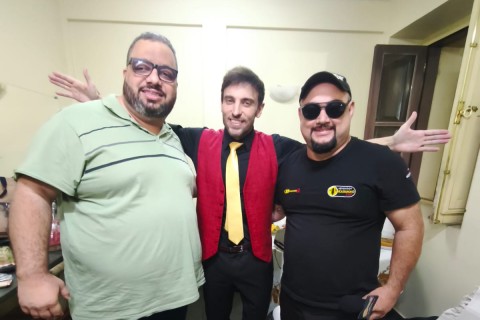 Léo Lins lota teatro em São João da Boa Vista em noite de humor afiado e produção impecável da JC Produções