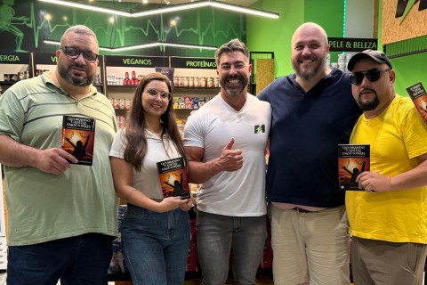 Equipe da KatakoióTV visita loja Marcelo Braga Nutrition e recebe livro do empresário
